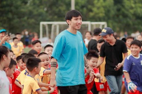 Đoàn Văn Hậu sang Singapore chữa chấn thương, nghỉ hết năm 2023