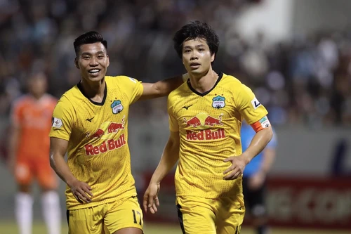 Công Phượng, Văn Toàn lập công giúp HLV Kiatisak mát mặt