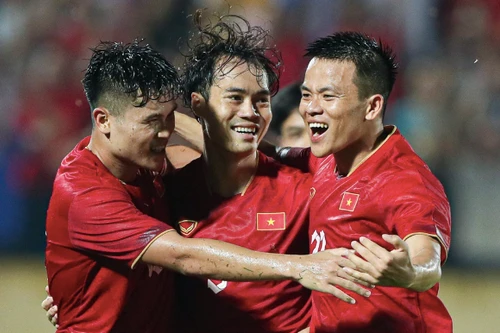 Tuyển Việt Nam và Thái Lan cùng thăng hạng FIFA 