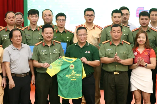 Đấu giá chiếc áo có chữ ký tất cả thành viên đội tuyển Việt Nam