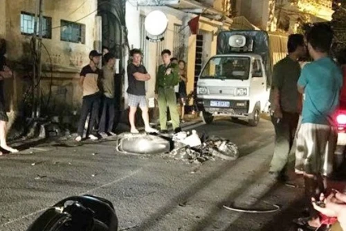 Ôtô "điên" kéo lê xe máy tóe lửa qua nhiều tuyến phố Hà Nội