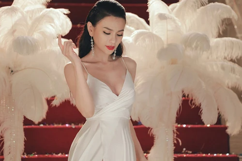 Thu Thủy khoe đường cong nóng bỏng trong MV mới