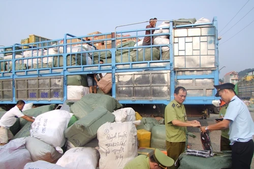 Bắt 4 xe tải chở đầy hàng lậu, hóa đơn rẻ khó tin