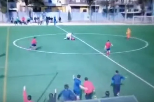 Tây Ban Nha: Cầu thủ xử nhau bằng boxing trên sân