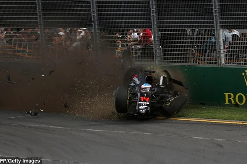 Alonso may mắn thoát chết trong tai nạn kinh hoàng tại Grand Prix Australia