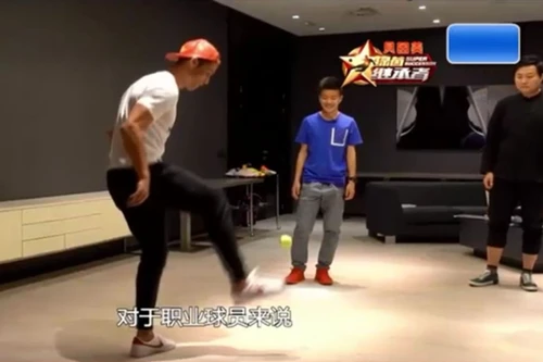 Xem Ronaldo "làm xiếc" với trái bóng tennis