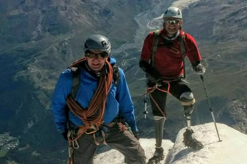 Người cụt chân tay chinh phục đỉnh núi cao 4.478m