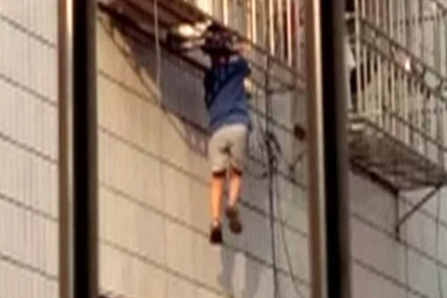 Người hùng cứu sống bé trai lơ lửng ở độ cao 20m