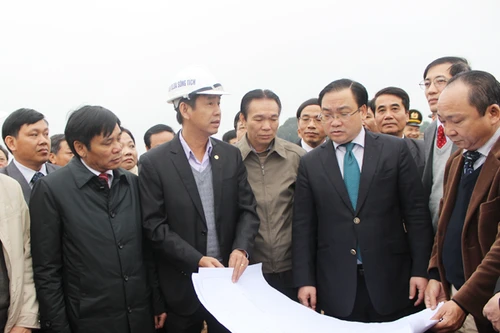 Giáo sư hàng đầu của Mỹ trực tiếp phẫu thuật tại Hà Nội