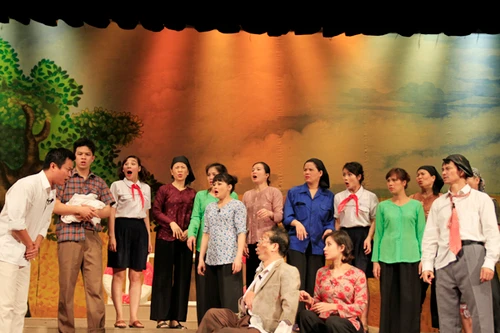 "Bệnh sỹ" cán mốc 100 đêm diễn