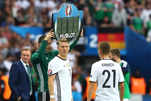 Schweinsteiger xác lập kỷ lục mới của "Xe tăng Đức"