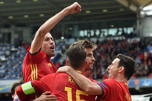 Tây Ban Nha 1-0 CH Czech: Pique chói sáng, "Bò tót" đập vỡ Pha lê