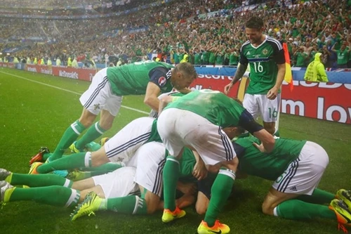 Bắc Ailen lập kỳ tích ghi tên vào vòng knock-out