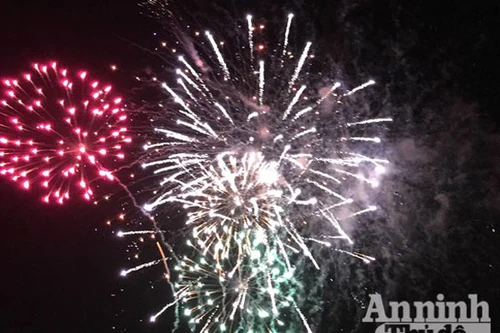 Hà Nội: Người dân đội mưa hào hứng xem pháo hoa