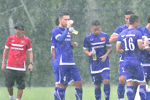 Thời tiết làm khổ thầy trò HLV Miura