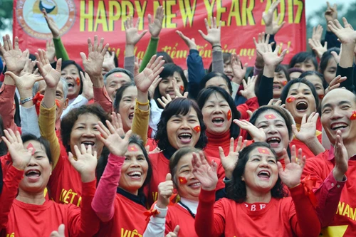 Cả trăm người cùng cười và múa hát đón chào năm mới