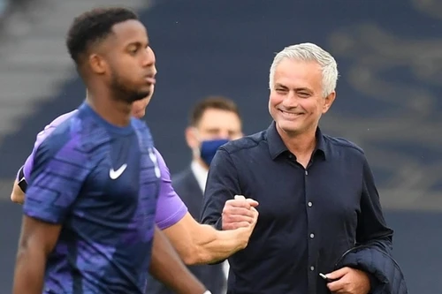 [ẢNH] HLV Mourinho tươi hết cỡ sau màn ngược dòng trước Arsenal