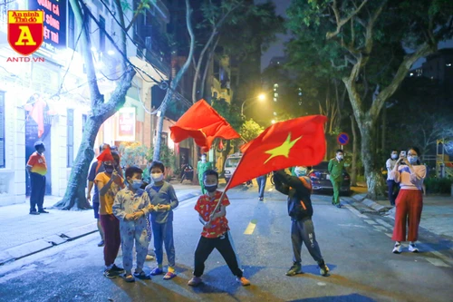 Khoảnh khắc vui mừng khi gỡ bỏ hàng rào cách ly phố Trúc Bạch