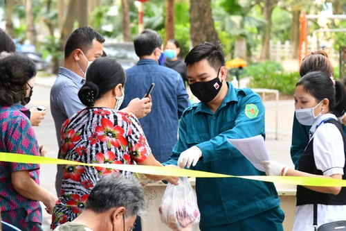 Những hình ảnh ấm lòng ở phố cách ly Trúc Bạch