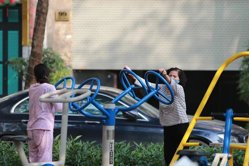 Cuộc sống sau hàng rào cách ly ở phố Trúc Bạch?