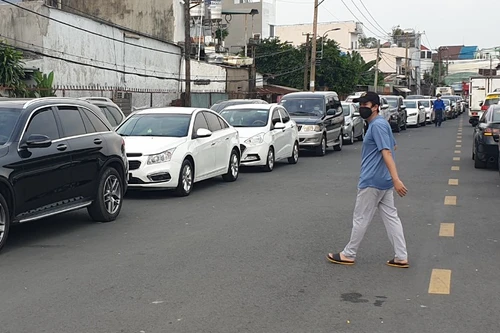 Quá hạn đăng kiểm do trung tâm quá tải, chủ xe có được miễn xử phạt?