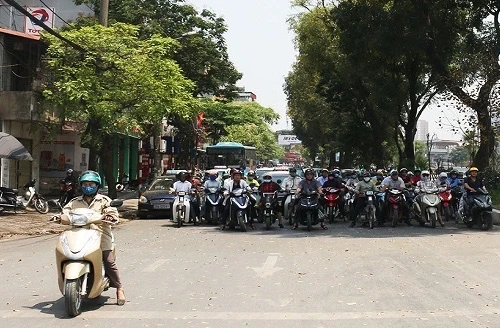 Dừng xe dưới bóng râm chờ đèn đỏ sẽ bị phạt nặng?