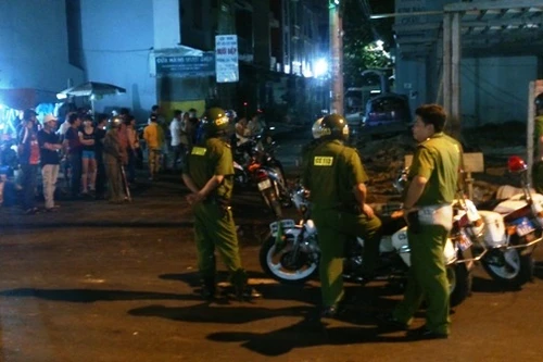 2 băng nhóm hỗn chiến bằng hung khí giữa phố, 1 người chết