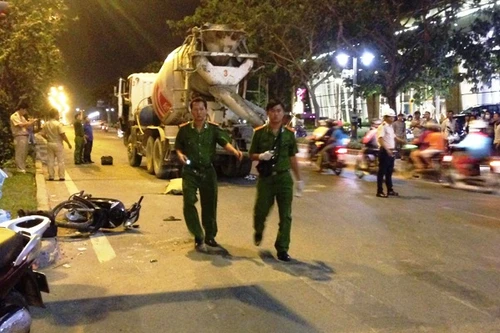 Chạy xe máy ngược chiều, người đàn ông bị xe bồn cán chết