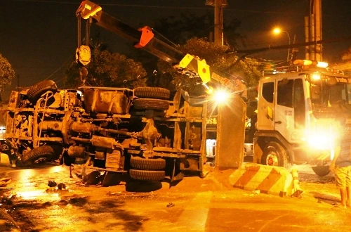 Hi hữu: Tài xế chỉ xây xát nhẹ, khi xe tải lật ngang trên phố