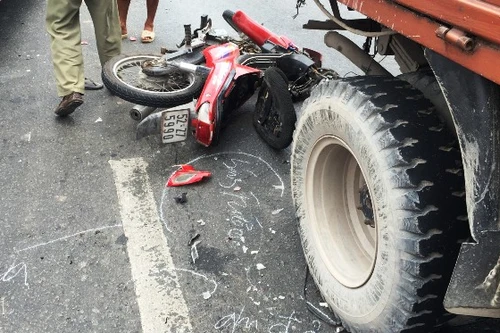 Chạy xe máy vào làn ô tô, 2 thanh niên bị tai nạn thương vong