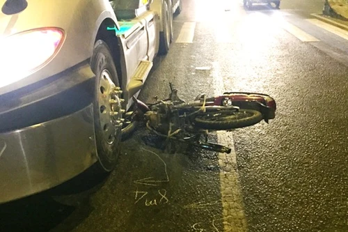 Bị cuốn vào gầm container, 2 người chết thảm, 1 người nguy kịch