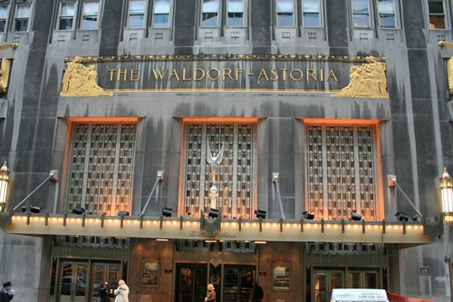 Mỹ điều tra thương vụ bán khách sạn cho Trung Quốc