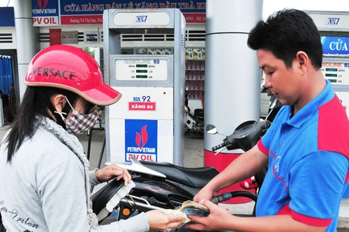 Tăng chi phí định mức, giá xăng dầu lại bị đội lên