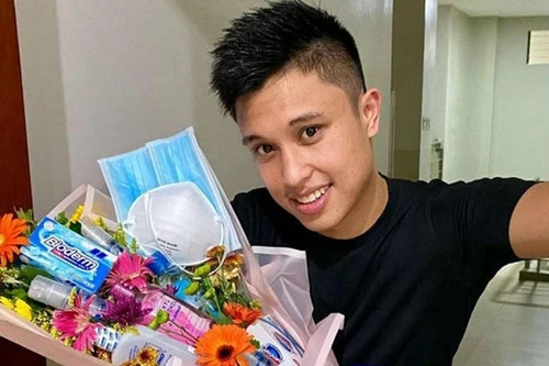 [ẢNH] Bó hoa valentine "kỳ lạ" làm từ khẩu trang, nước rửa tay trong mùa dịch Covid-19