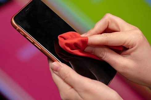 [ẢNH] Vệ sinh điện thoại đúng cách chống lây nhiễm virus Covid-19