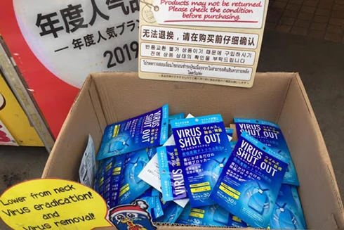 [ẢNH] Các chiêu trò lừa đảo gán mác "bùa hộ mệnh"chống Covid-19