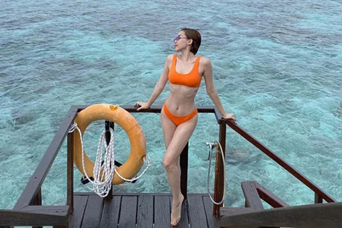 [ẢNH] Tóc Tiên với những pha "đốt mắt" trong trang phục đi biển
