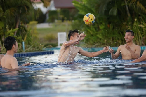 Tuyển Việt Nam xả hơi ngay trong khuôn viên khách sạn