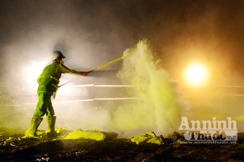 Cận cảnh quá trình tiêu hủy cá chết ở hồ Tây 