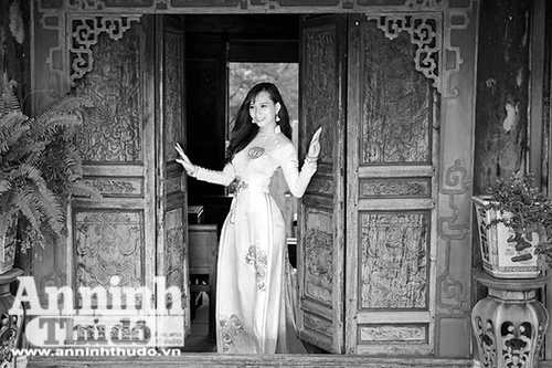 Nữ sinh đẹp mơ màng với áo dài trong không gian truyền thống 