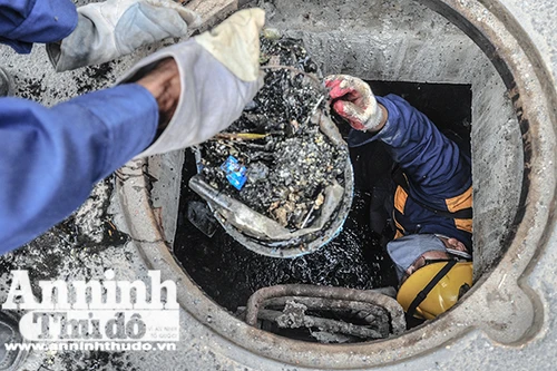 Nữ công nhân thoát nước Hà Nội hối hả công việc phòng chống bão số 7