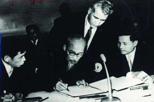 Triển lãm “Chủ tịch Hồ Chí Minh với nước Nga”