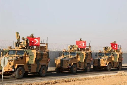 [ẢNH] Xe bọc thép hiện đại Thổ Nhĩ Kỳ tràn ngập Bắc Syria