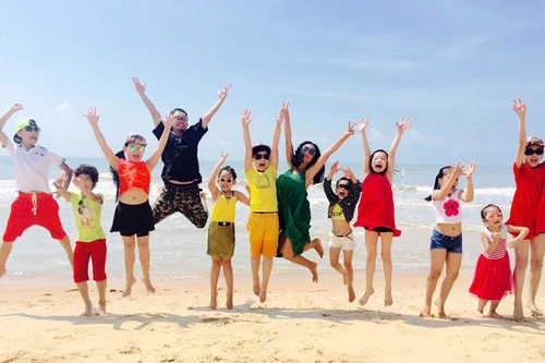 Đoan Trang - Hà Lê đưa trò cưng đi biển "xả stress"