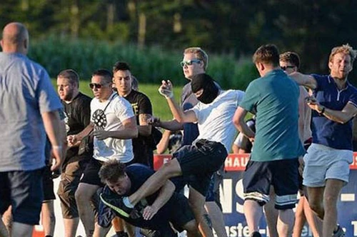 Hooligan Đức gây náo loạn trên đất Áo