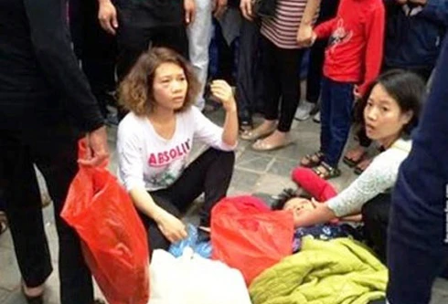 Xử lý hành chính 3 người liên quan vụ xô xát với cụ bà ở chùa Hương