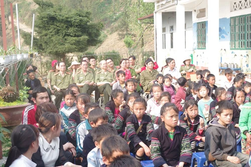 Trung tâm Huấn luyện và bồi dưỡng nghiệp vụ CATP Hà Nội: Giao lưu và chia sẻ với công an, học sinh Lào Cai