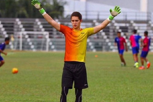 Đang tập, thủ môn bị sét đánh bất tỉnh