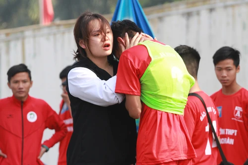 [ẢNH] Nữ CĐV lau nước mắt, an ủi cầu thủ Thạch Bàn sau thất bại