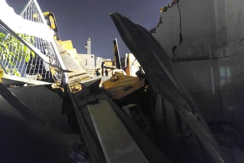 Cần cẩu lật nhào đè sập nhà dân, nhiều người tháo chạy